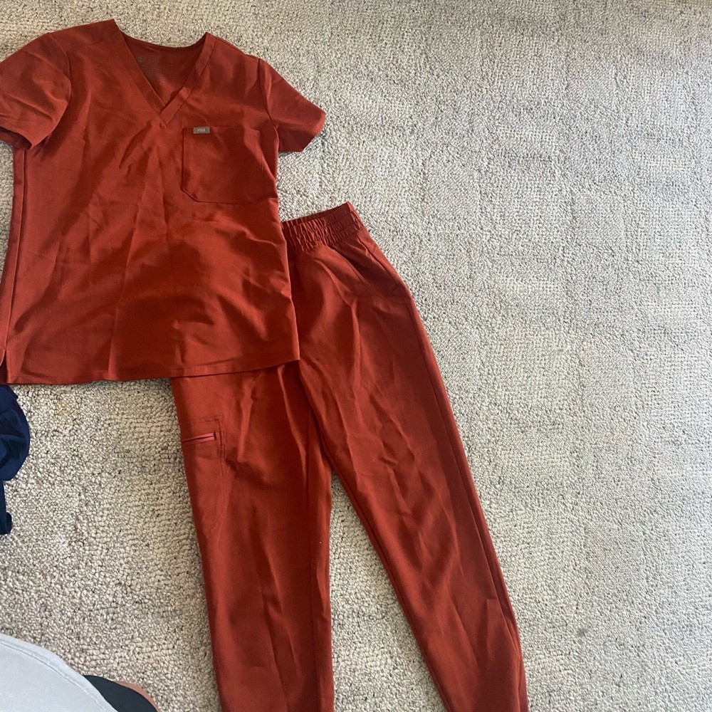 Figs burnt orange XS set
